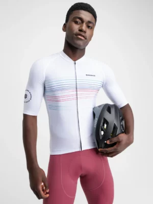 SIROKO M2 Loud moška kolesarska majica 3 SIROKO M2 Loud moška kolesarska majica, zasnovana za izjemno udobje, zračnost in prepoznaven stil na cesti