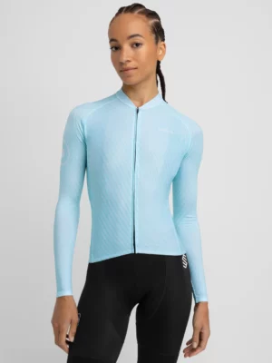 SIROKO M2 Prix ženska kolesarska majica z dolgimi rokavi 3 SIROKO M2 Prix ženska kolesarska majica z dolgimi rokavi, zasnovana za optimalno udobje in zmogljivost v hladnejših pogojih