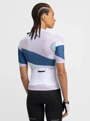 SIROKO M2 Provence ženska kolesarska majica 1 SIROKO M2 Provence ženska kolesarska majica, zasnovana za izjemno udobje, zračnost in prepoznaven stil na cesti
