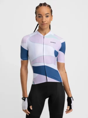 SIROKO M2 Provence ženska kolesarska majica 3 SIROKO M2 Provence ženska kolesarska majica, zasnovana za izjemno udobje, zračnost in prepoznaven stil na cesti