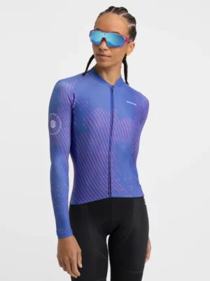 SIROKO M2 Quantum ženska kolesarska majica z dolgimi rokavi 3 SIROKO M2 Quantum ženska kolesarska majica z dolgimi rokavi, zasnovana za optimalno udobje in zmogljivost v hladnejših pogojih