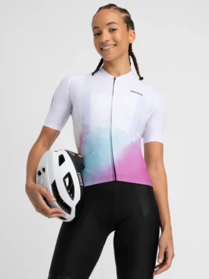 SIROKO M2 Venturi ženska kolesarska majica 3 SIROKO M2 Venturi ženska kolesarska majica, zasnovana za maksimalno zračnost in udobje v vročih pogojih