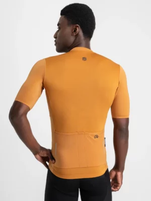 SIROKO M6R Apricot moška kolesarska majica iz recikliranih tkanin 1 SIROKO M6R Apricot moška kolesarska majica iz recikliranih tkanin, kratkih rokavov, za trajnostno in zmogljivo kolesarjenje