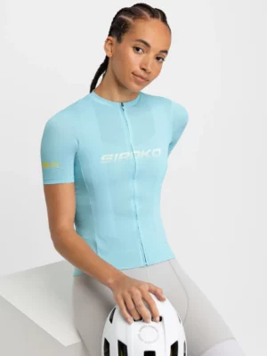 SIROKO M8 Habitat ženska kolesarska mrežasta majica 3 SIROKO M8 Habitat ženska kolesarska mrežasta majica, zasnovana za maksimalno zračnost in udobje v vročih pogojih