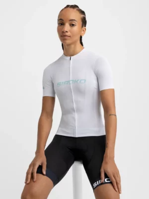 SIROKO M8 Luna ženska kolesarska mrežasta majica 3 SIROKO M8 Luna ženska kolesarska mrežasta majica, zasnovana za maksimalno zračnost in udobje v vročih pogojih, primerna tudi za nočne vožnje