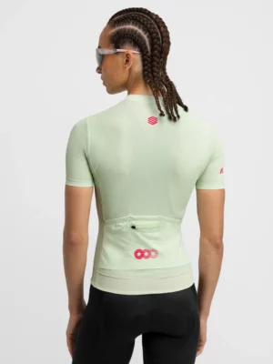 SIROKO M8 Syntony ženska kolesarska mrežasta majica 1 SIROKO M8 Syntony ženska kolesarska mrežasta majica, zasnovana za maksimalno zračnost in udobje v vročih pogojih