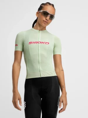 SIROKO M8 Syntony ženska kolesarska mrežasta majica 3 SIROKO M8 Syntony ženska kolesarska mrežasta majica, zasnovana za maksimalno zračnost in udobje v vročih pogojih