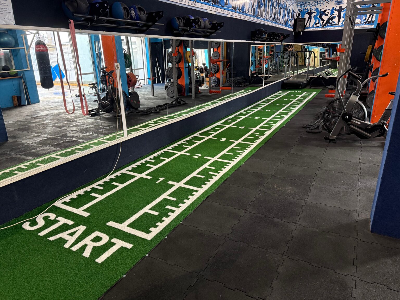 Umetna trava siva 1,0x10,2 m – Sprint Track podloga